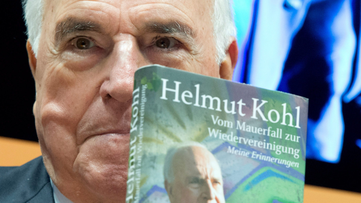 Frankfurt, 2014. október 8.Helmut Kohl volt német kancellár új, A fal leomlásától az újraegyesítésig című visszaemlékezés-kötetének bemutatóján a 66. Frankfurti Könyvvásáron 2014. október 8-án. (MTI/EPA/Boris Roessler)