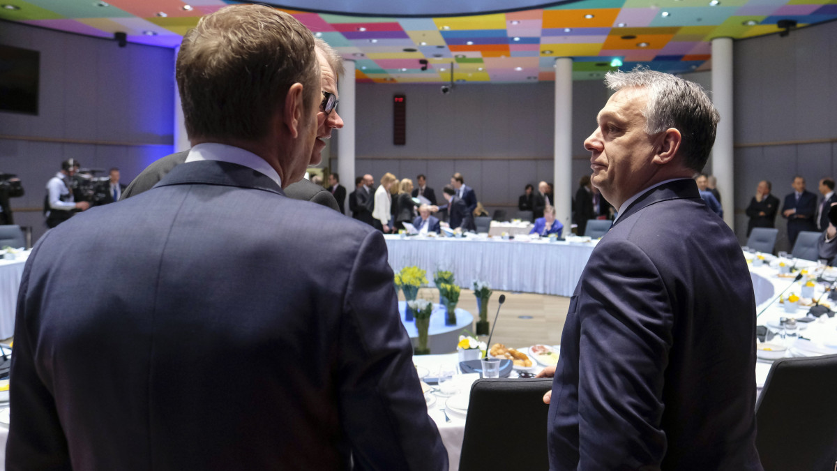 Brüsszel, 2018. március 23.Donald Tusk, az Európai Tanács elnöke, Juha Sipilä finn kormányfő és Orbán Viktor miniszterelnök (b-j) az Európai Unió tagállamai kétnapos állam- és kormányfői csúcstalálkozójának második napi ülésén Brüsszelben 2018. március 23-án. (MTI/EPA pool/Olivier Hoslet)