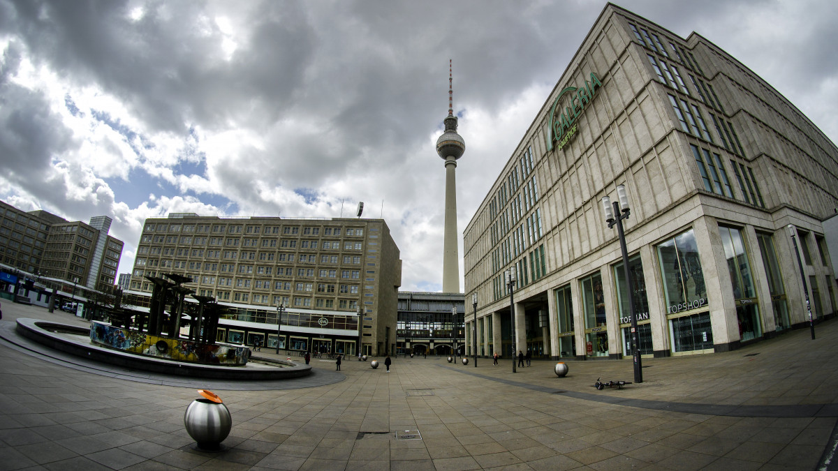 Alig néhány járókelő Berlin híres terén, az Alexandeplatzon a koronavírus-járvány idején, 2020. április 3-án.