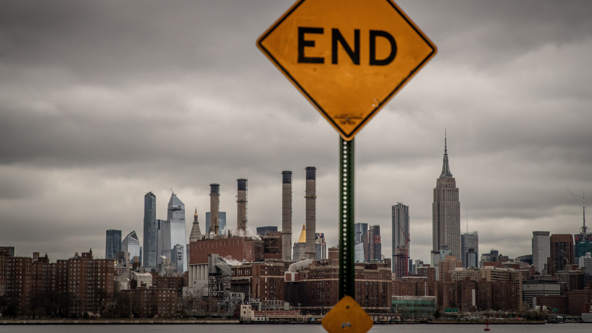 2020. április 3-án közreadott kép egy zsákutcát jelölő tábláról, amely New York Brooklyn negyedében készült 2020. március 31-én. Az Egyesült Államokban 245 373-ra nőtt a koronavírussal fertőzöttek száma, 6095-en életüket veszítették.