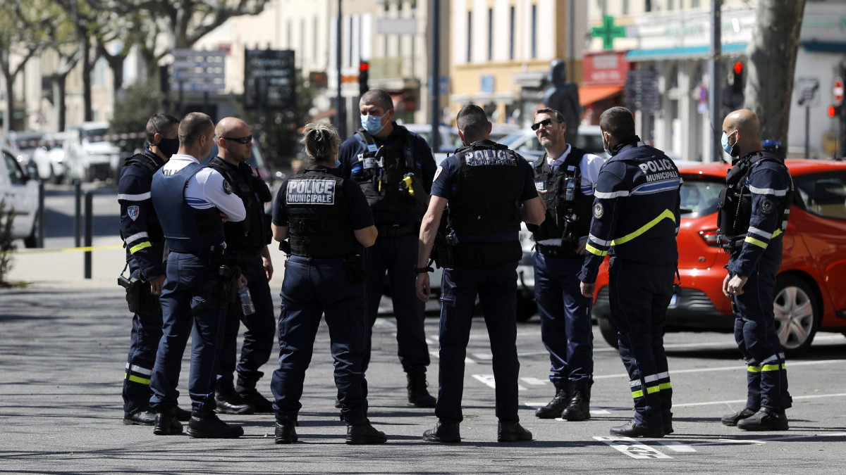 Helyszínelő rendőrök Romans-sur-Isere-ben 2020. április 4-én, miután egy késes támadó két embert megölt, hetet pedig megsebesített a délkelet-franciaországi Lyon közelében fekvő városban. A késelő férfit elfogták.