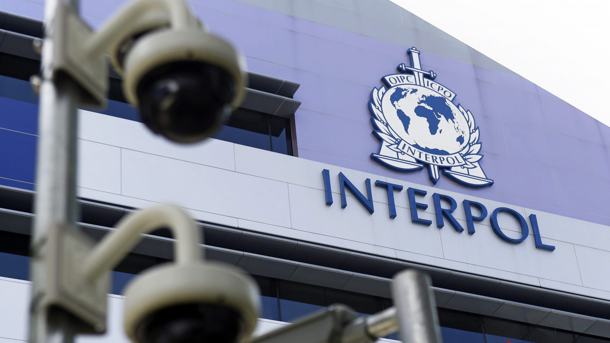 Az Interpol nemzetközi rendőrszervezet Globális Komplexum az Innovációért (IGCI) elnevezésű központja Szingapúrban 2015. április 14-én, egy nappal a hivatalos átadása után. A létesítmény a kiberbűnözés elleni harc központjaként működik majd és a kutatás-fejlesztést is szolgálja. 