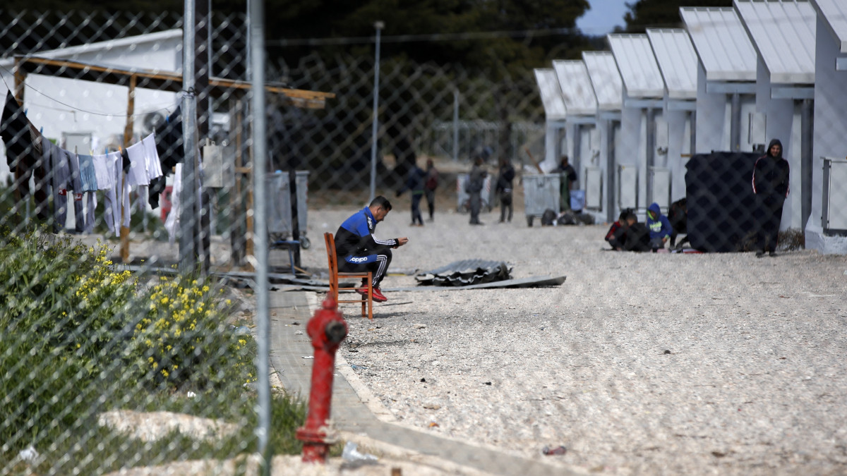 Illegális bevándorlók befogadótábora az Athéntól mintegy 80 kilométerre északra fekvő Riconában 2020. április 2-án. A görög hatóságok tizennégy napra vesztegzár alá helyezték a tábort, mert huszonhárom lakójának szervezetében kimutatták az új koronavírust.