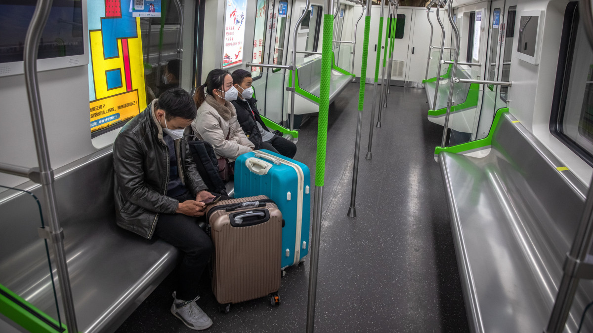 Védőmaszkot viselő utasok egy metrószerelvényen a közép-kínai Vuhanban 2020. március 29-én. A koronavírus-járvány eredeti gócpontjának számító 11 milliós nagyvárosban elkezdték feloldani a koronavírus-járvány miatt elrendelt korlátozásokat, részlegesen újraindították a tömegközlekedést, a több mint két hónapig tartó kijárási korlátozások után újra kinyitottak a kiskereskedelmi egységek. A város teljes megnyitását április 8-ra tervezik.