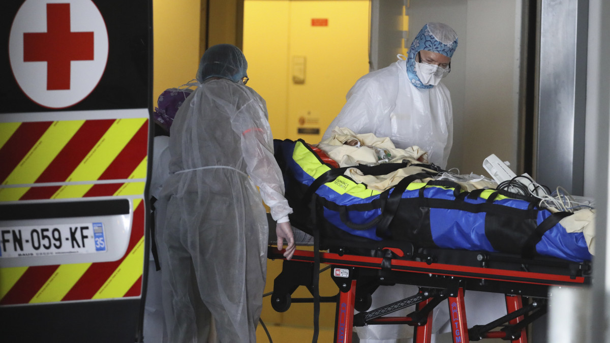Új koronavírussal fertőzött párizsi beteg érkezik egy rennes-i kórházba 2020. április 5-én. A francia egészségügyi hatóság a koronavírus több száz súlyos betegét szállíttatja kóházvonattá átalakított TGV szuperexpresszekkel az ország különböző részeibe.