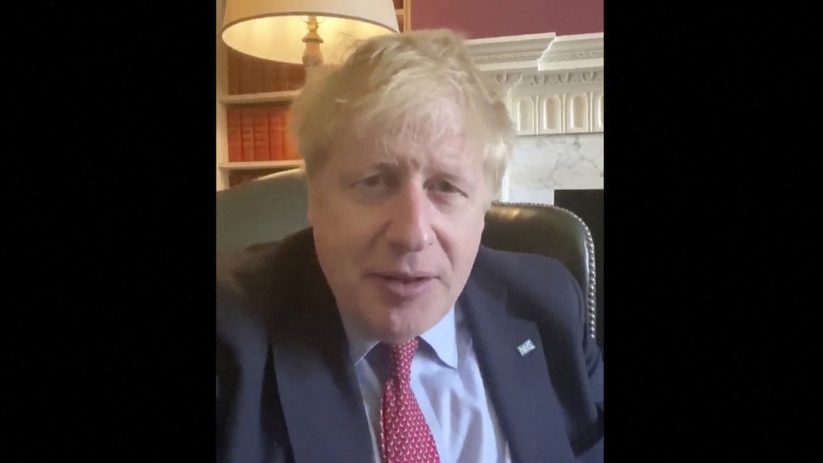 Boris Johnson brit miniszterelnök Twitter-fiókja által közreadott, videofelvételről készített képen Johnson bejelenti, hogy a szervezetében is kimutatták a Covid-19 megbetegedést okozó új koronavírust a londoni kormányfői rezidencián, a Downing Street 10-ben 2020. március 27-én.