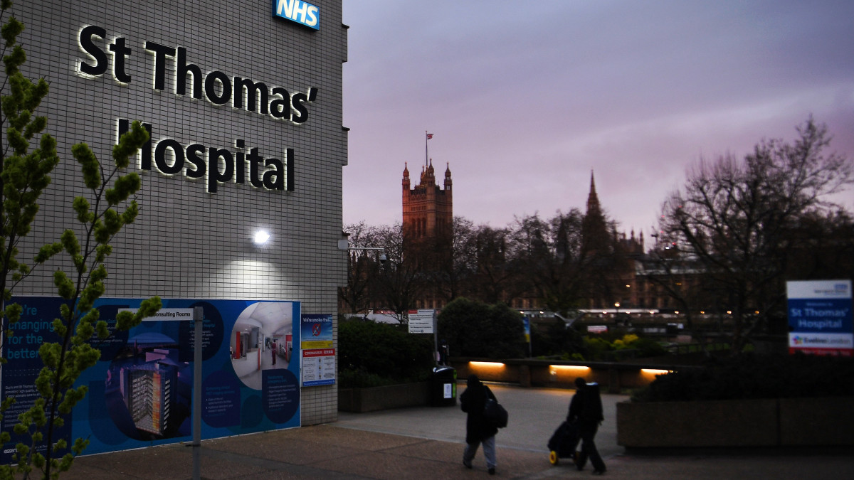 A londoni St.Thomas Kórház 2020. április 6-án. Egyes sajtóértesülések szerint ide szállították be az előző este kivizsgálásra Boris Johnson brit miniszterelnököt, akinek a szervezetében március 27-én mutatták ki az új koronavírust.