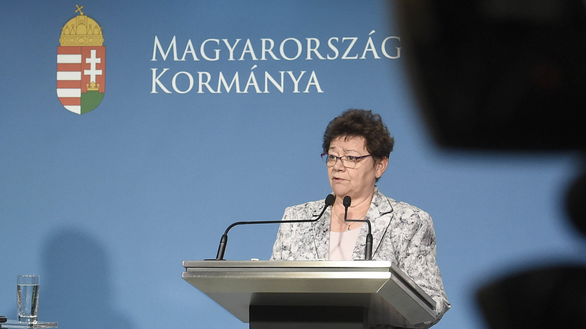 Müller Cecília országos tisztifőorvos a koronavírus-fertőzés elleni védekezésért felelős operatív törzs sajtótájékoztatóján a Miniszterelnöki Kabinetiroda sajtótermében 2020. március 7-én.