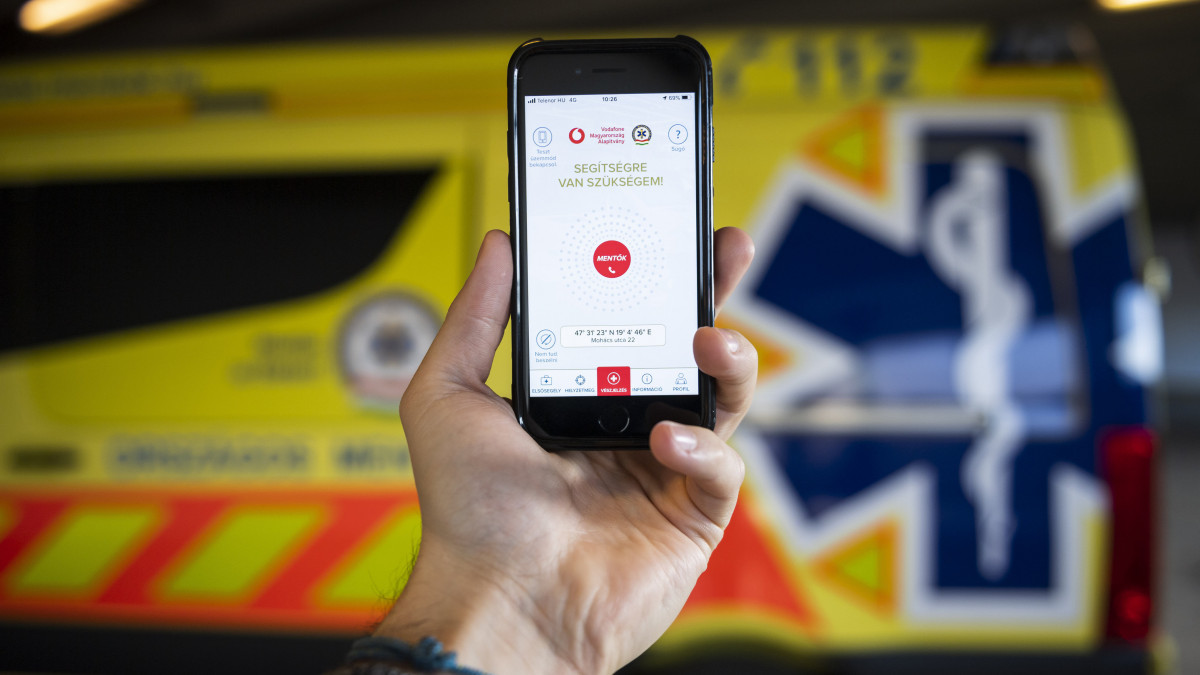 A mentők munkáját segítő ÉletMentő elnevezésű applikáció egy okostelefonon az alkalmazás bemutatóján Budapesten, az Országos Mentőszolgálat (OMSZ) mentésirányító központjában 2020. január 23-án.