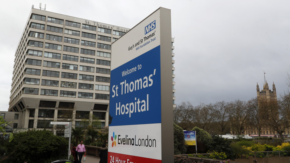 A londoni St.Thomas Kórház a Westminster kerületben 2020. április 6-án. Az előző este ide szállították be kivizsgálásra Boris Johnson brit miniszterelnököt, akinek a szervezetében március 27-én mutatták ki az új koronavírust.