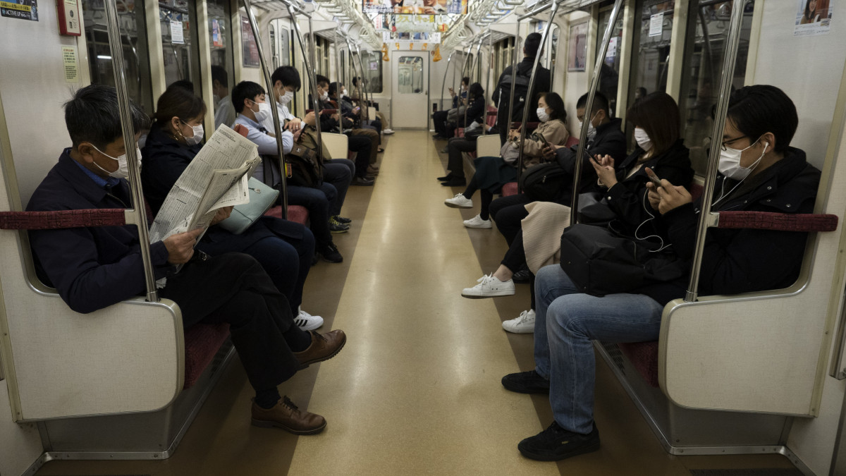 Egy tokiói metró utasai 2020. április 7-én, amikor a japán kormány várhatóan Tokióban és hat másik japán prefektúrában korlátozott kijárási tilalmat vezet be a koronavírus-járvány elleni védekezéképpen.