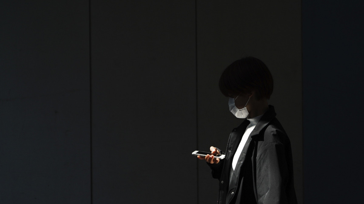 Aluljáróban megy egy védőmaszkos nő Tokióban 2020. április 6-án. Abe Sindzó japán miniszterelnök bejelentette, hogy Tokióban és hat másik prefektúrában korlátozott kijárási tilalmat vezetnek be a koronavírus-járvány elleni védekezéképpen.