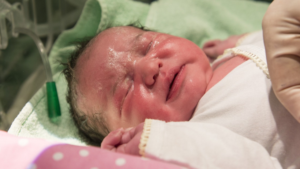 Háromnapos csecsemő az Ukrajnából menekülők közt