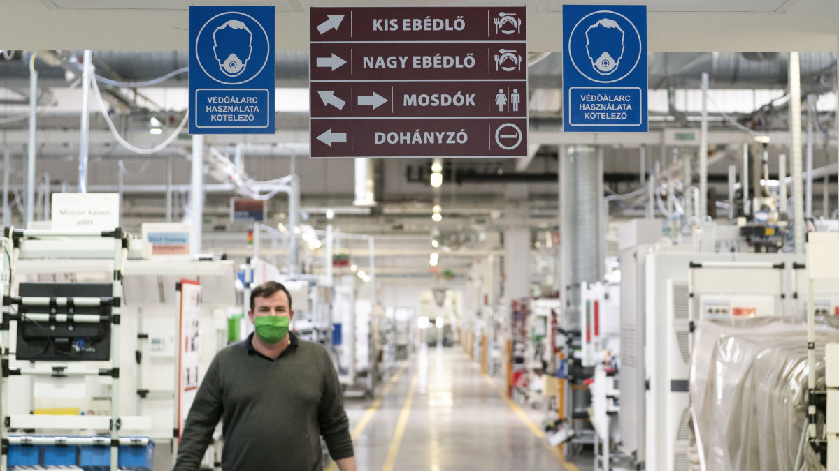 A védőmaszkok kötelező használatára figyelmeztető táblák az autóipari alkatrészeket gyártó Eissmann Automotive Hungária Kft. gyárában Nyíregyházán 2020. március 27-én. A gyárban a folyamatos fertőtlenítés mellett több intézkedést is hoztak, a műszakváltásnál nem találkoznak egymással a dolgozók, növelték a vidékieket szállító saját autóbuszaik járatsűrűségét, a gyárba belépők testhőmérsékletét megmérik és minden dolgozónak szájmaszkot kell viselnie.