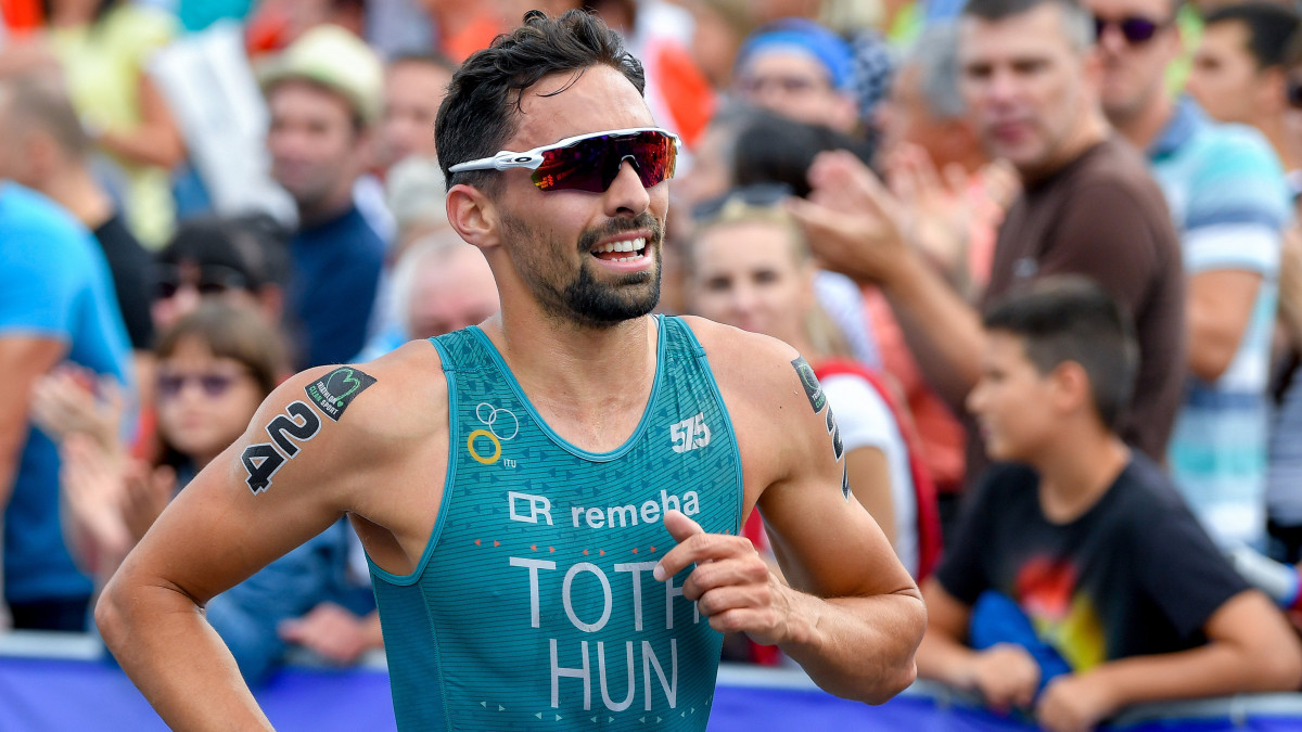 Tóth Tamás fut a triatlon világkupa-sorozat tiszaújvárosi állomásának férfi döntőjében 2019. július 14-én.