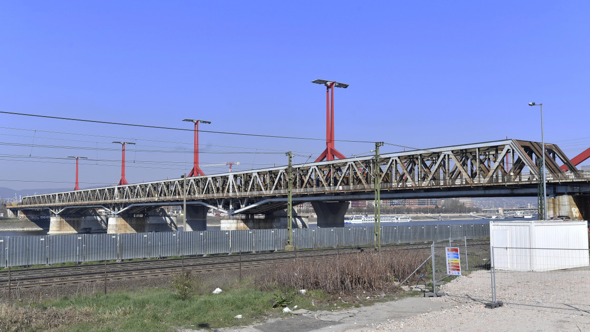 Budapest, 2020. április 3.Az elbontásra kerülő déli összekötő vasúti híd 2020. április 3-án. Megkezdődtek a híd felújításának és bővítésének munkálatai. A háttérben a Rákóczi híd.