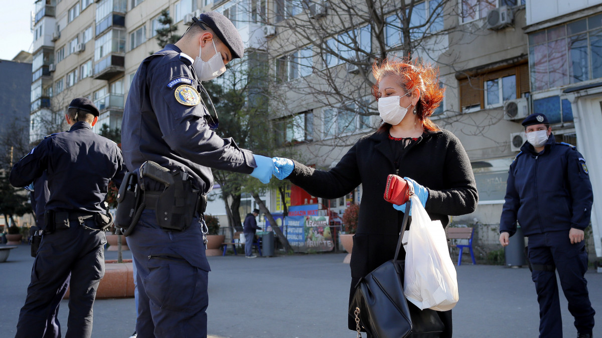 Járókelőket ellenőriznek rendőrök Bukarestben 2020. április 6-án. A koronavírus-járvány miatt bevezetett rendkívüli állapotot egy hónappal meghosszabbítják Romániában.