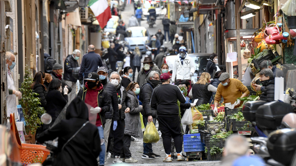 Zsúfolt piac a dél-olaszországi Nápolyban 2020. április 8-án, ahol a szűk utcák miatt nehéz megvalósítani a kormány által a koronavírus-járvány megfékezése érdekében elrendelt közösségi távolságtartást. Olaszorszországban eddig 135 586 igazolt fertőzöttet vettek nyilvántartásba és 24 392 ember gyógyult meg.