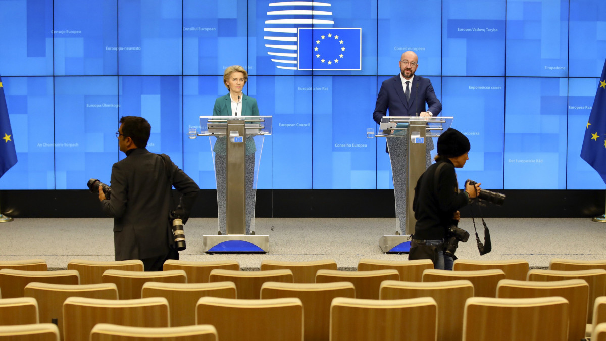 Ursula von der Leyen, az Európai Bizottság és Charles Michel, az Európai Tanács elnöke az Európai Tanács brüsszeli épületének csaknem üres sajtótermében tart tájékoztatót 2020. március 16-án, a G7 országok vezetőivel folytatott videómegbeszélés után. Von der Leyen közölte: a bizottság harminc napos beutazási korlátozásra szólítja fel az európai uniós tagállamok vezetőit a koronavírus-járvány terjedésének megfékezésére.