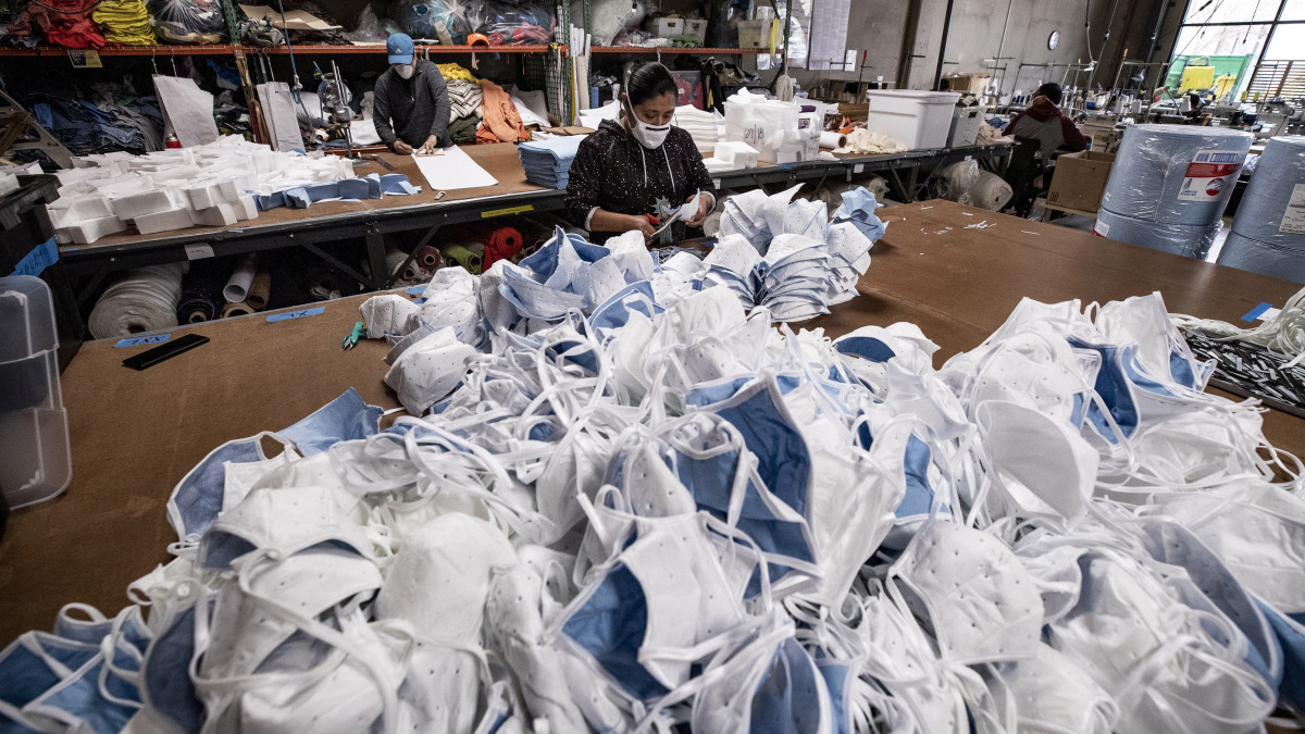 A koronavírus-járvány miatt védőmaszkot gyártanak a Los Angeles-i Suay Varrodában 2020. április 7-én. A harminc dolgozó hetenként tízezer maszkot készít.