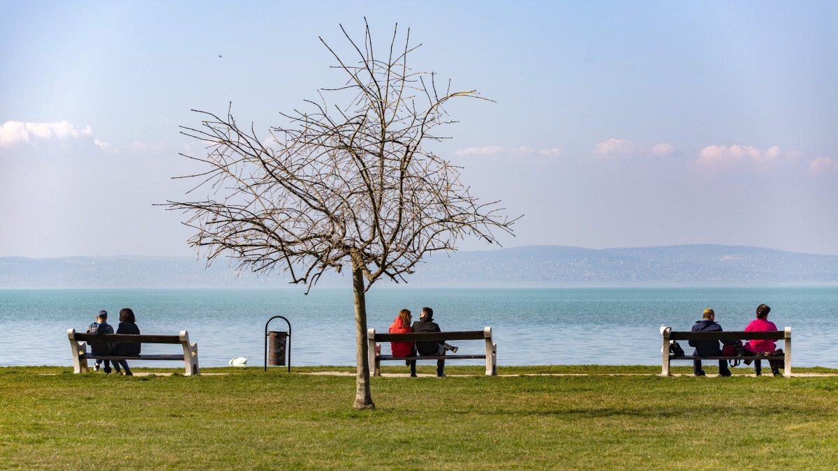 Kirándulók a tavaszias melegben a siófoki Balaton-parton 2020. március 18-án.