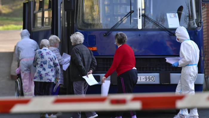 Ikarus-busszal is szállítottak betegeket a Pesti úti idősotthonból