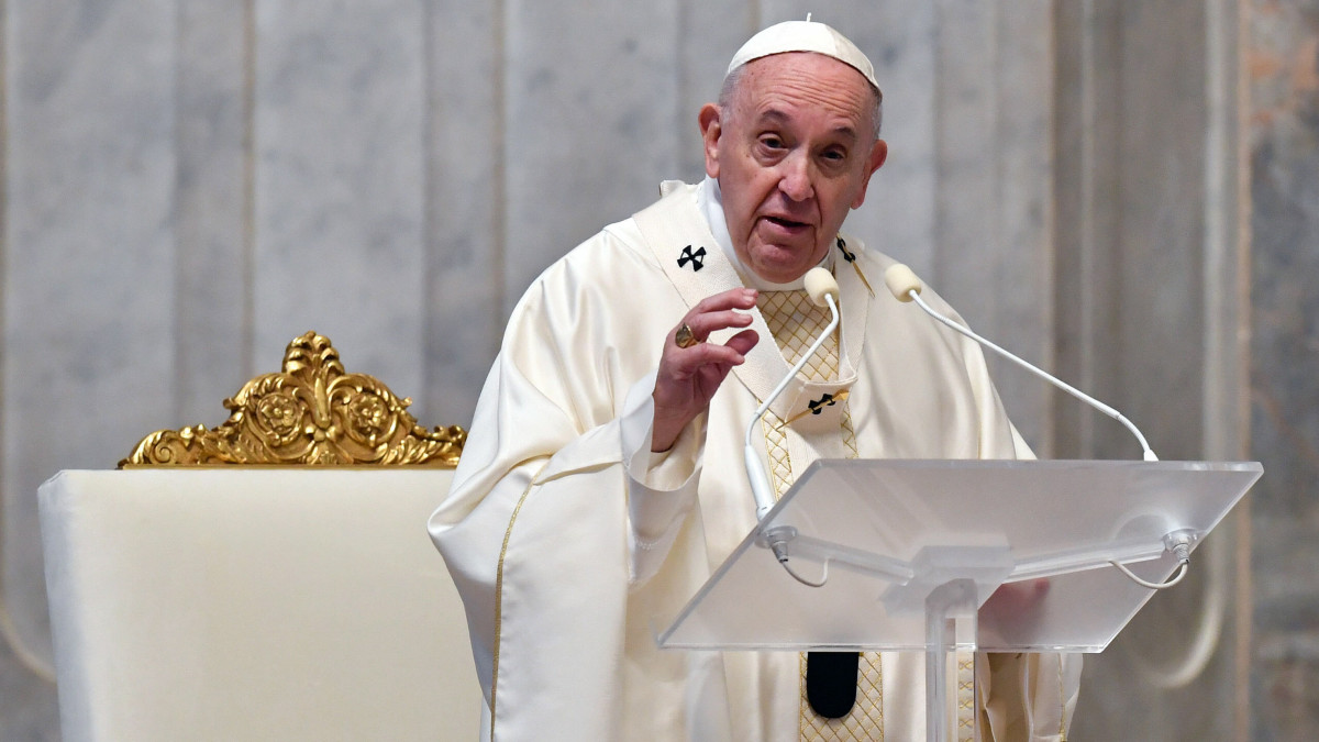 Ferenc pápa nagycsütörtöki miséjén a vatikáni Szent Péter-bazilikában 2020. április 9-én.