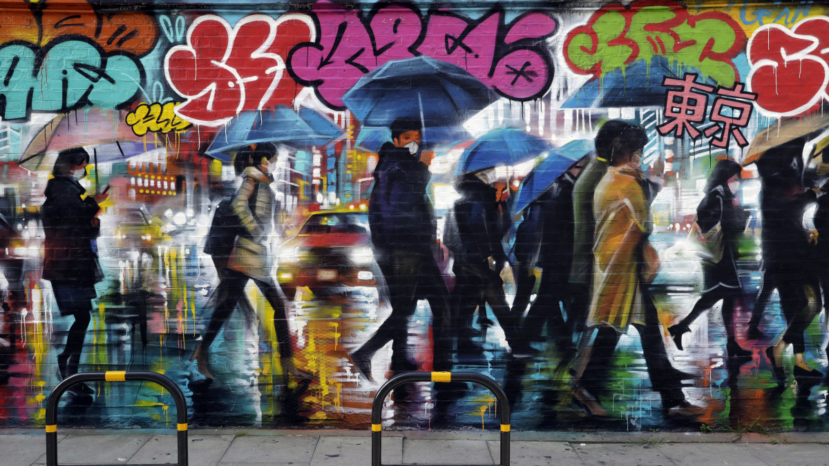 Dan Kitchener brit művésznek egy tokiói utcaképet ábrázoló falfestménye Londonban 2020. április 7-én. Kitchener a művét még márciusban, a koronavírus-járvány miatt elrendelt kijárási korlátozás előtt festette.