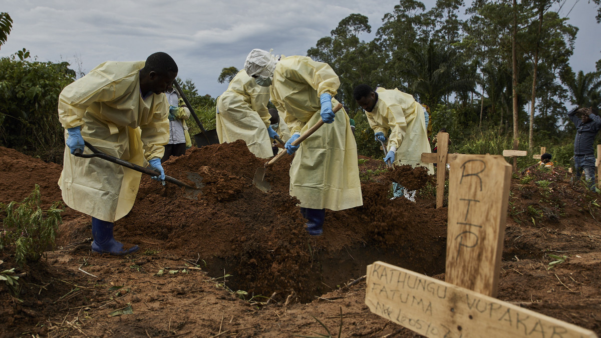 Védőruhába öltözött egészségügyi dolgozók egy ebolavírussal fertőzött személyt temetnek el az Észak-Kivu tartományban fekvő Beniben 2019. augusztus 29-én. Az Egészségügyi Világszervezet (WHO) nemzetközi vészhelyzetet hirdetett a Kongói Demokratikus Köztársaságban tomboló ebolajárvány miatt, amelynek eddig csaknem kétezer halálos áldozata van. Az ebolavírus a legveszélyesebb ragályos kórokozók közé tartozik, halálozási aránya csaknem 90 százalékos, a vérzéses lázzal járó betegség nagyon gyors lefolyású.