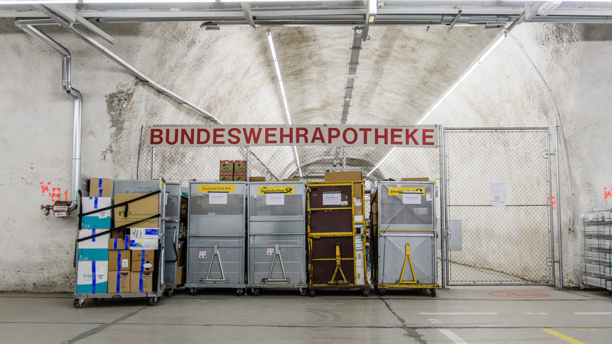 A német hadsereg gyógyszertárának bejárata, amely egy nyolc kilométer hosszú alagútban található Blankenburgban 2020. április 8-án. A német hadsereg sajtóbejárást tartott, amely során tájékoztatta az újságírókat a koronavírus-járvánnyal kapcsolatos intézkedéseikről.