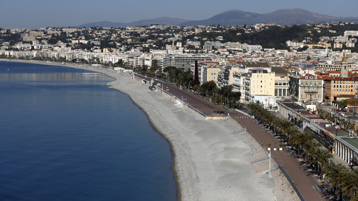 A nizzai tengerparti sétány és út, a Promenade des Anglais a koronavírus-járvány miatt országosan bevezetett kijárási korlátozás idején, 2020. április 11-én.