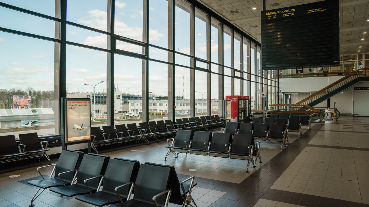 A koronavírus-járvány miatt teljesen elnéptelenedett berlini Schönefeld repülőtér indulási csarnoka 2020. április 9-én.