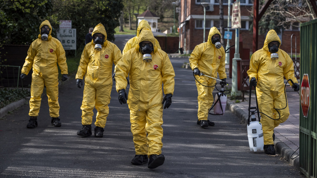 Fertőtlenítéshez védőruhába öltözött katonák a fővárosi önkormányzat Pesti úti idősotthonában 2020. április 12-én. Az intézményben eddig összesen 198 igazolt koronavírus-fertőzöttet találtak, nyolcan meghaltak.