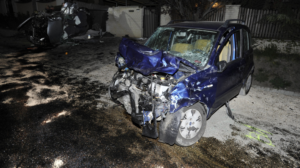 Összeroncsolódott személyautók Érden, a Lőcsei utcában, miután a két gépjármű összeütközött 2020. április 12-én. A balesetben egy ember meghalt, egy másik megsérült.