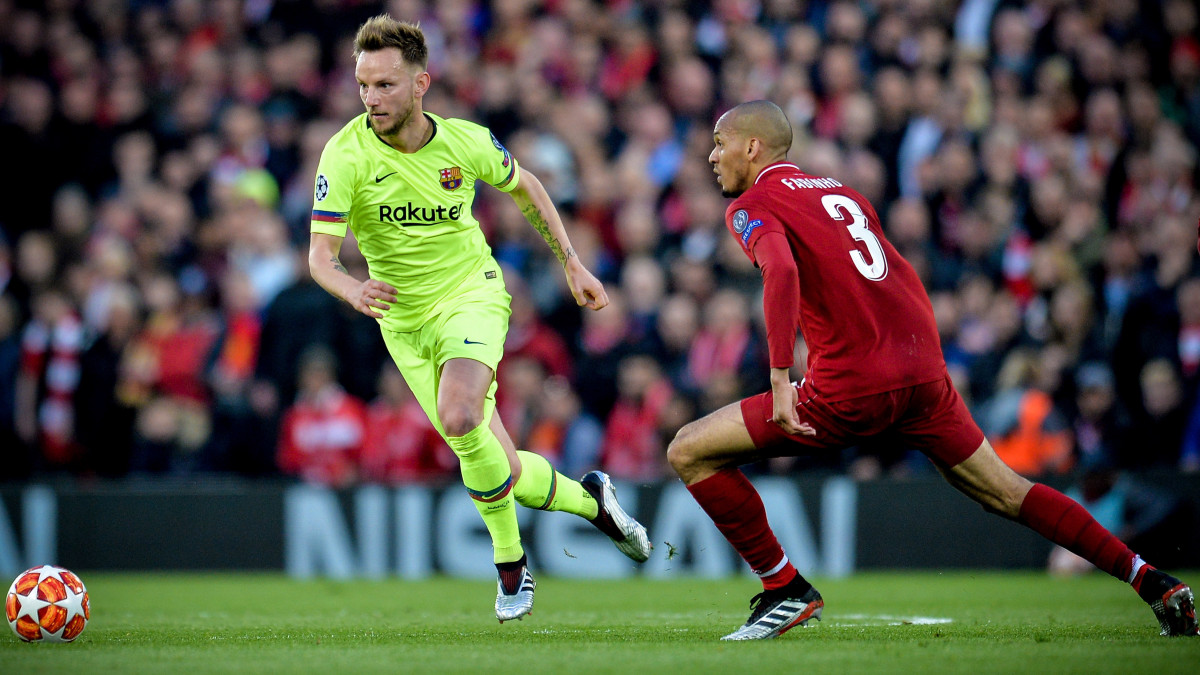 Ivan Rakitic, az FC Barcelona (b) és Fabinho, a Liverpool játékosa a labdarúgó Bajnokok Ligája elődöntőjének visszavágó mérkőzésén a liverpooli Anfield stadionban 2019. május 7-én.