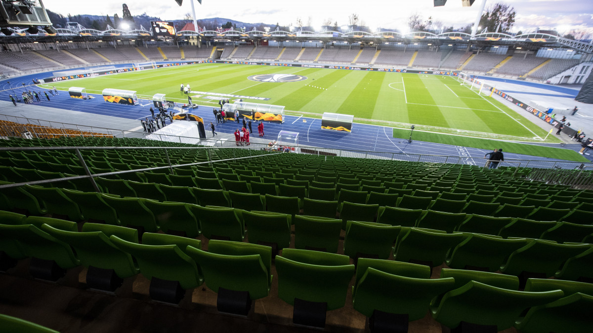 A Linz Stadion üres széksorai a labdarúgó Európa-liga nyolcaddöntőjének LASK Linz - Manchester United első mérkőzése előtt Linzben 2020. március 12-én. A mérkőzést a tüdőgyulladást okozó koronavírus terjedése miatt biztonsági okokból zárt kapuk mögött rendezik.