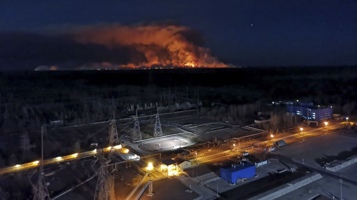 Az ukrán rendőrség sajtóirodája által közreadott, a csernobili atomerőmű tetejéről 2020. április 10-én készített kép az atomerőmű körüli lezárt területen égő erdőtűzről. 2020. április 14-én továbbra is súlyos a csernobili tiltott övezetben pusztító erdőtűz, több mint 400 tűzoltó dolgozik az oltásán. A csernobili atomerőmű 4-es reaktorblokkjában 1986. április 26-án bekövetkezett robbanás a világ eddigi legsúlyosabb nukleáris balesete volt.