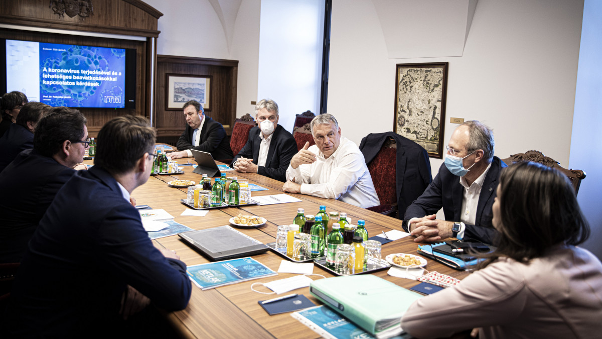 A Miniszterelnöki Sajtóiroda által közreadott képen Orbán Viktor miniszterelnök (k) virológusokkal egyeztet a Karmelita kolostorban 2020. április 9-én. A kormányfő mellett Palkovics László innovációs és technológiai miniszter (bal szélen).