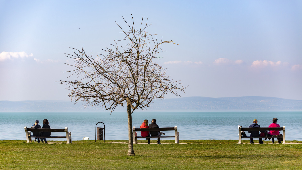 Kirándulók a tavaszias melegben a siófoki Balaton-parton 2020. március 18-án.