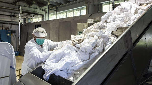 Járvány idején különösen fontos a higiénia – speciális technológiával tisztítják a kórházi textíliákat