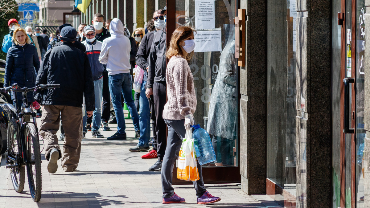 Védőmaszkot viselő vásárlók állnak sorban egy ungvári pékség előtt 2020. április 11-én délelőtt. Megtiltotta a helyi kormányzóság az embereknek, hogy a hétvégén elhagyják otthonaikat Kárpátalján, valamint Ukrajna nyugati részében Voliny és Csenyivci megyében a koronavírus-fertőzés terjedésének megfékezése érdekében. A lakhelyelhagyásra vonatkozó tilalom április 11-én 13 órától 13-án 6 óráig lesz érvényben.