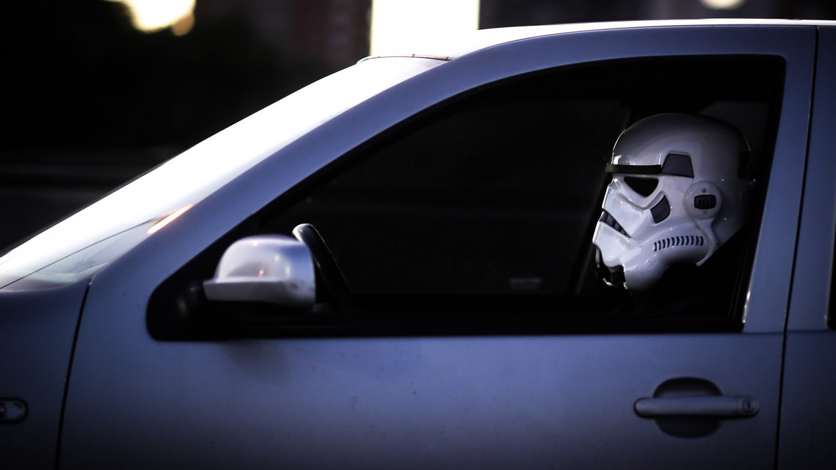 A Csillagok háborúja című amerikai filmeposzban szereplő birodalmi rohamosztagosok maszkját viseli egy autós Buenos Airesben a koronavírus-járvány idején, 2020. április 14-én.