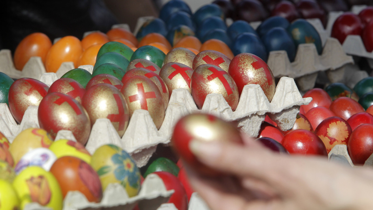 Festett húsvéti tojások egy belgrádi piacon az ortodox nagypénteken, 2018. április 26-án. A Julius Caesar után elnevezett Julián-naptárt használó ortodox egyházak az idén április 28-án ünneplik a húsvétvasárnapot.