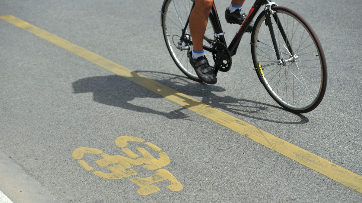 Egy kerékpáros halad a kerékpársáv mellett a Múzeum körúton 2012. július 31-én.