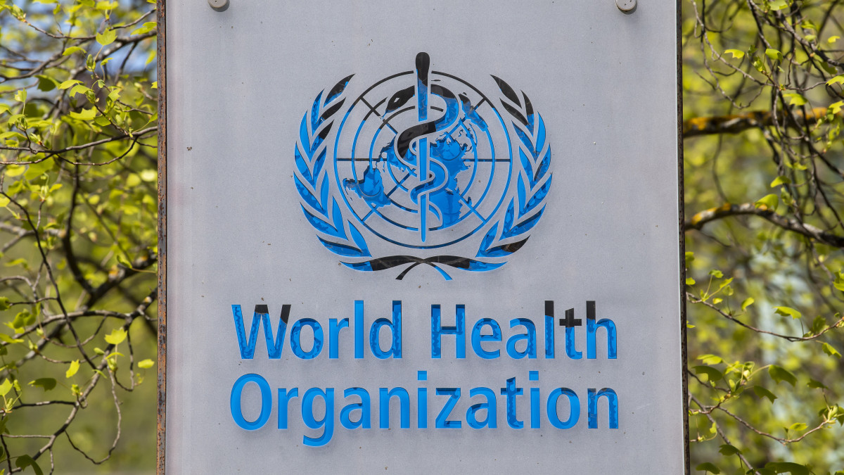Az ENSZ Egészségügyi Világszervezetének (WHO) logója az intézmény genfi székhelyénél 2020. április 15-én. Donald Trump amerikai elnök bejelentette Washingtonban április 14-én, hogy leállítja a WHO-nak nyújtott amerikai pénzügyi hozzájárulást, mert szerinte a szervezet nem megfelelően reagált a koronavírus-járványra.