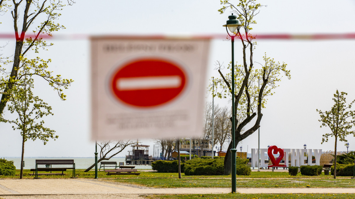 A lezárt Balaton-parti sétány Keszthelyen 2020. április 10-én. A koronavírus-járvány miatt a húsvéti ünnepek alatt az önkormányzat zárva tartja a sétányt.