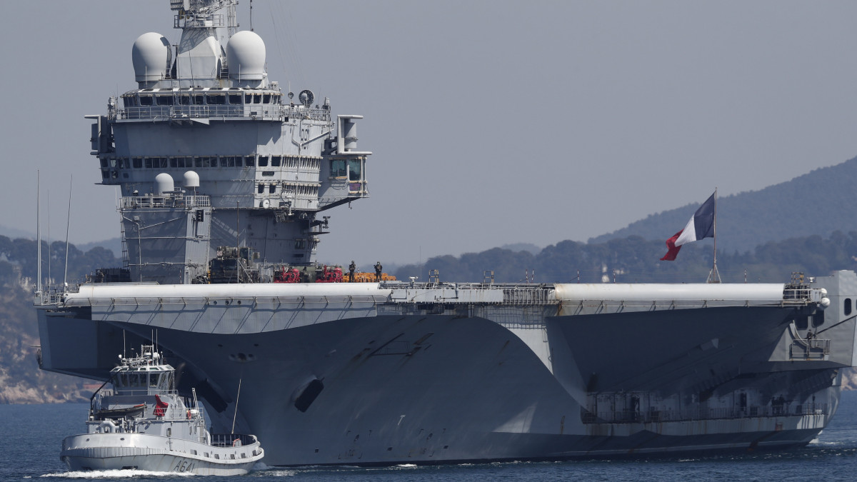 Charles De Gaulle nevű francia nukleáris meghajtású repülőgép-hordozó hajó visszatér missziójáról a dél-franciaországi Toulon katonai kikötőjébe 2020. április 12-én, mivel a személyzet körülbelül 50 tagja a koronavírus-fertőzés tüneteit mutatja.