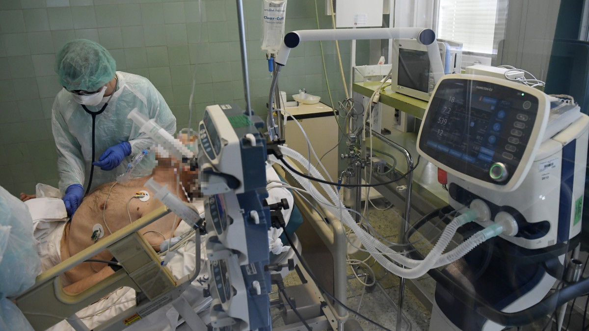 Koronavírus-gyanús, lélegeztető gépen lévő beteget ápolnak a Jahn Ferenc Dél-pesti Kórház intenzív osztályán 2020. április 8-án.