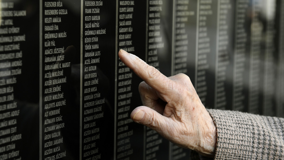 Egy emlékező az áldozatok falánál a holokauszt magyarországi áldozatainak emléknapján tartott megemlékezésen a Holokauszt Dokumentációs Központ és Emlékhelyen, a IX. kerületi Páva utcában 2019. április 16-án.