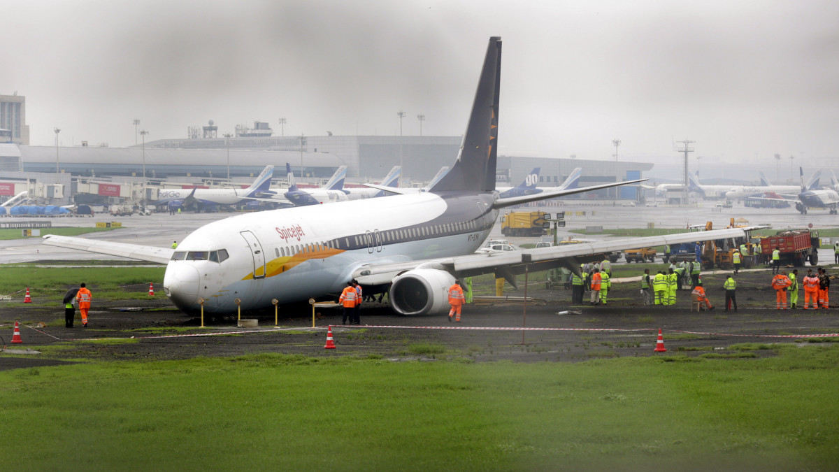 Az indiai SpiceJet fapados légitársaság repülőgépe, miután lecsúszott az esővízzel elöntött kifutópályáról a Mumbai nemzetközi repülőtéren 2019. július 2-án.